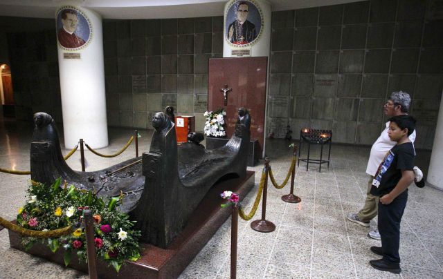 Feligreses salvadoreños visitan la cripta de monseñor Romero, en el interior de la Catedral Metropolitana en San Salvador.