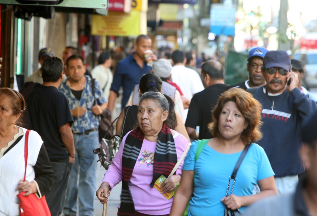 Latinos sobrepasan a los anglosajones en la población de California.