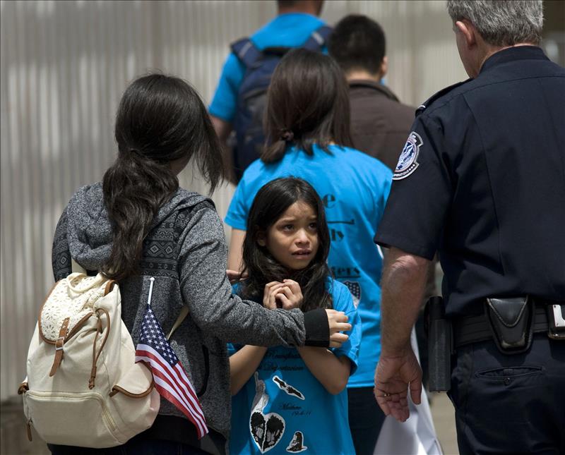 Los menores detenidos cruzando la frontera con alguno de sus padres (generalmente la madre) terminan en "centros de detención familiar" mientras intentan pelear su caso de asilo. 
