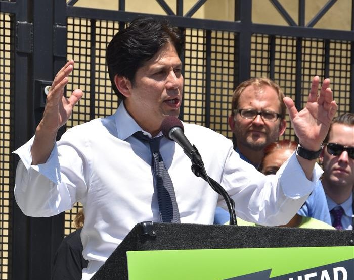 Kevin de León destacó que su prioridad es el bienestar de los inmigrantes.