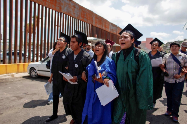 Lizbeth Mateo, segunda de la derecha, en camino hacia la frontera. /ARCHIVO