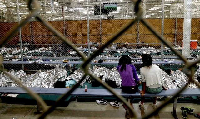 Niños en centro migratorio.