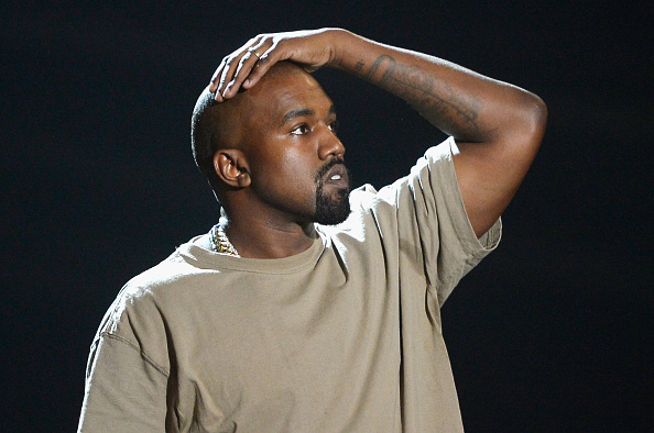 Kanye West se miraba confundido durante su discurso al recibir el Premio Vanguard, o Vanguardista, y terminó diciendo varios disparates. 