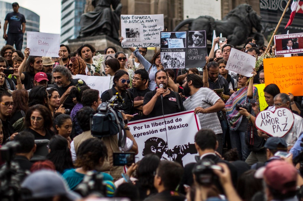 Periodistas protestan tras los asesinatos del periodista Rubén Espinosa Becerril y cuatro mujeres en el DF.