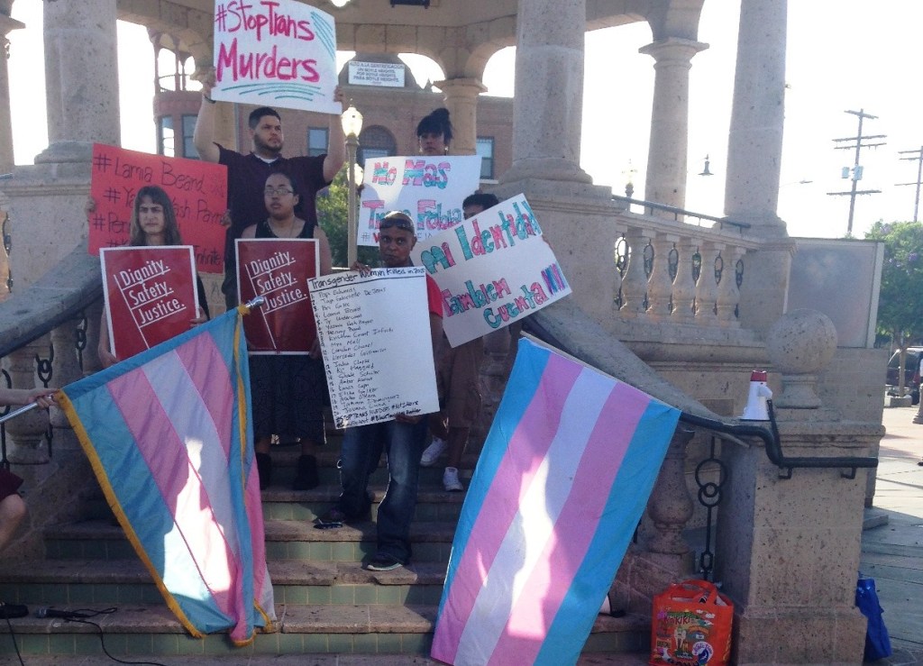 En un intento por llamar la atención de las autoridades para que establezcan políticas de protección, la tarde del martes un grupo de transgéneros y activistas de la comunidad LGBT se manifestaron en la Plaza del Mariachi de Boyle Heights.