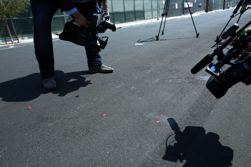 La prensa captura los rastros de sangre en la zona del crimen.