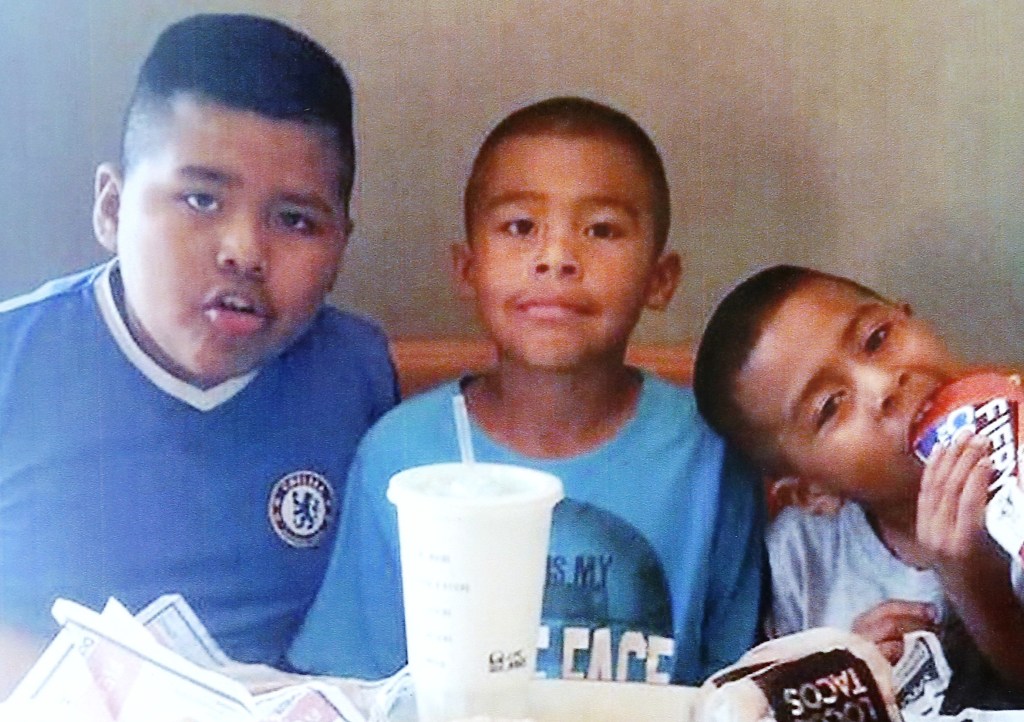 Los pequeños Luis, Juan y Alex Fuentes.