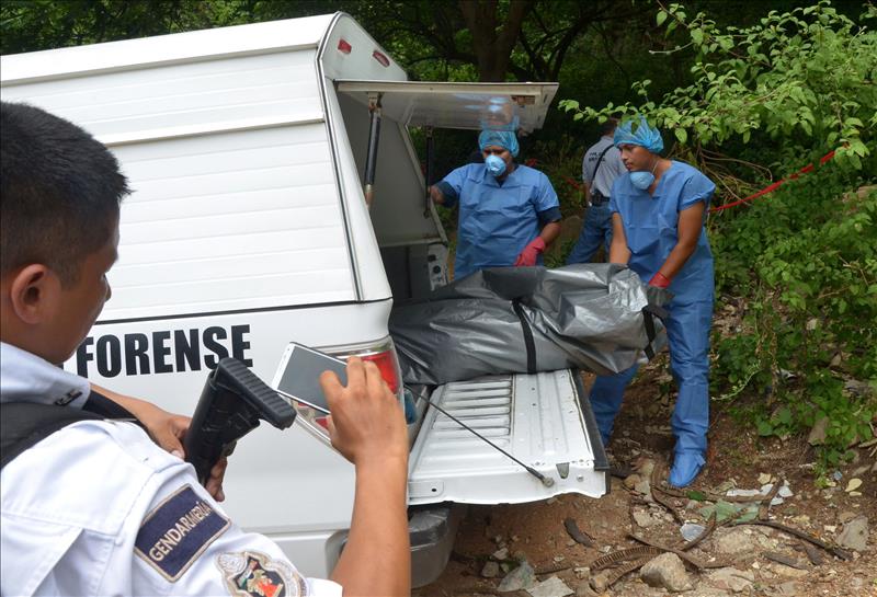 Peritos forenses recuperan los cuerpos de dos mujeres y cinco hombres que fueron hallados, en fosas clandestinas en Acapulco