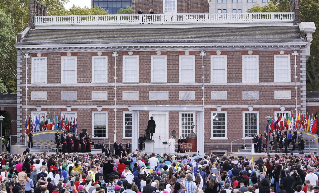 El Papa comenta sobre la cita"Sostenemos  estas verdades",de la Declaración de Independencia de Estados Unidos, ante Independence Hall , en Filadelfia.