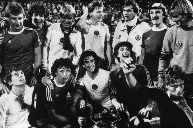 El equipo posando con la Copa, aún en el campo de Rotterdam.