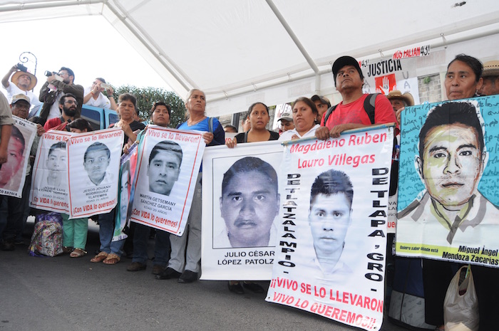 Los padres de los 43 normalistas ya se encuentran en el Zócalo capitalino para iniciar con la jornada por Ayotzinapa.
