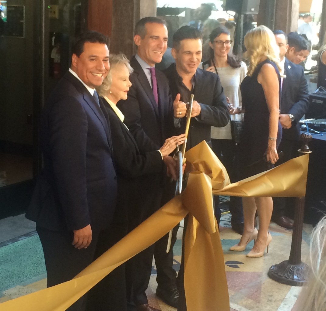 El concejal José Huizar, la actriz June Lockhart, el alcalde Eric Garcetti y el nuevo propietario de Clifton's, Andrew Meieran, en el evento de hoy.