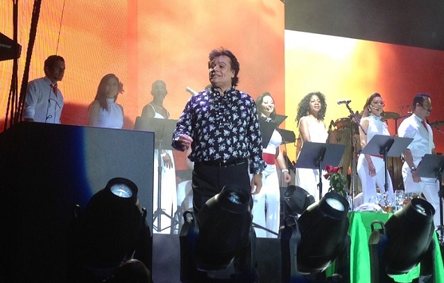 Juan Gabriel invitó al público a cantar con él en su concierto en The Forum.