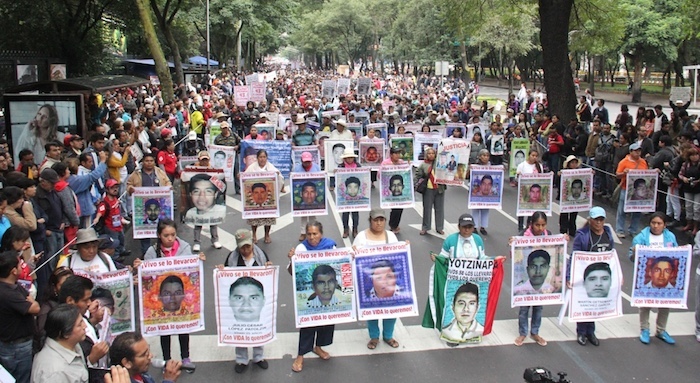 Padres de los 43 encabezan la marcha en Ciudad México.