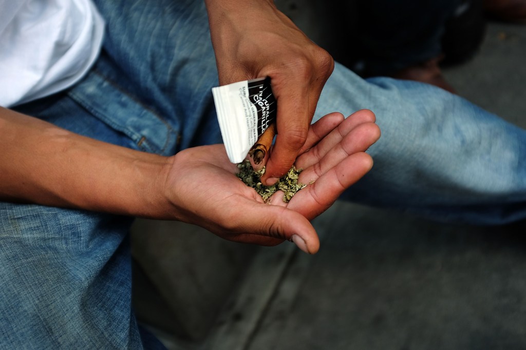 California comenzará a regular la marihuana medicinal y a pedir licencias a partir de 2018 a comerciantes, sembradores, transportistas y procesadores, entre otros.