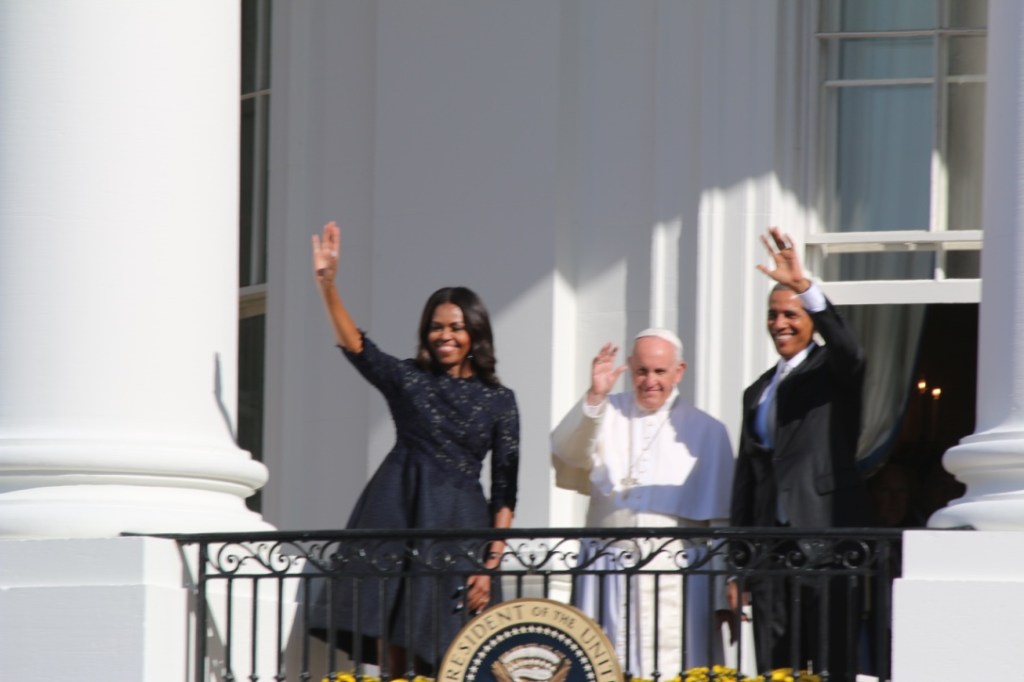 El presidente Barack Obama y su esposa Mitchelle, en el balcón de la Casa Blanca, junto al Papa Francisco, saludan a los invitados al evento.