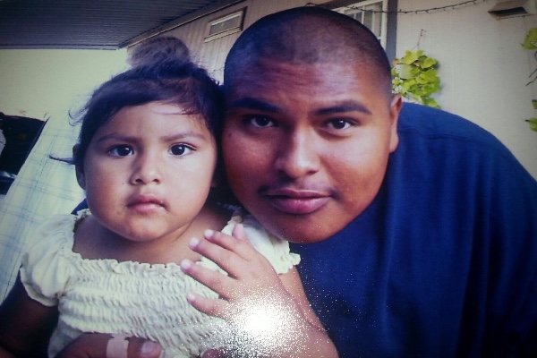 Augustin Pérez Sosa (der.), de 25 años, posa con su hija de 10 años. El hombre murió tras ser atropellado el pasado 18 de septiembre.