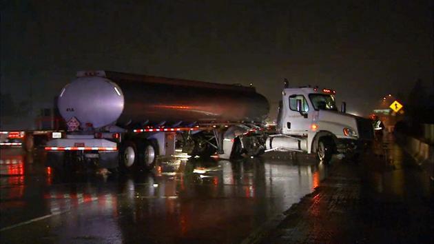 La lluvia provoco que muchos camiones de carga quedaran atravesados sobre las diferentes autopistas del sur de California.