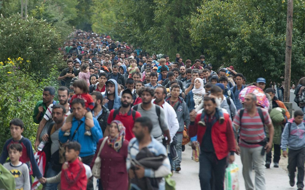  Varios refugiados caminan hacia Austria en Hegyeshalom, a 168 kilómetros de Budapest.