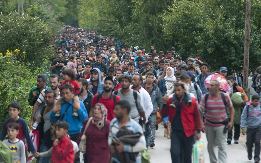 Varios refugiados caminan hacia Austria en Hegyeshalom, a 168 kilómetros de Budapest.