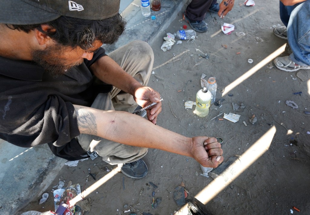 Juan Luis Perez, de Hawaian Garden, se inyecta su dosis de heroina en Tijuana, Mexico / Aurelia Ventura