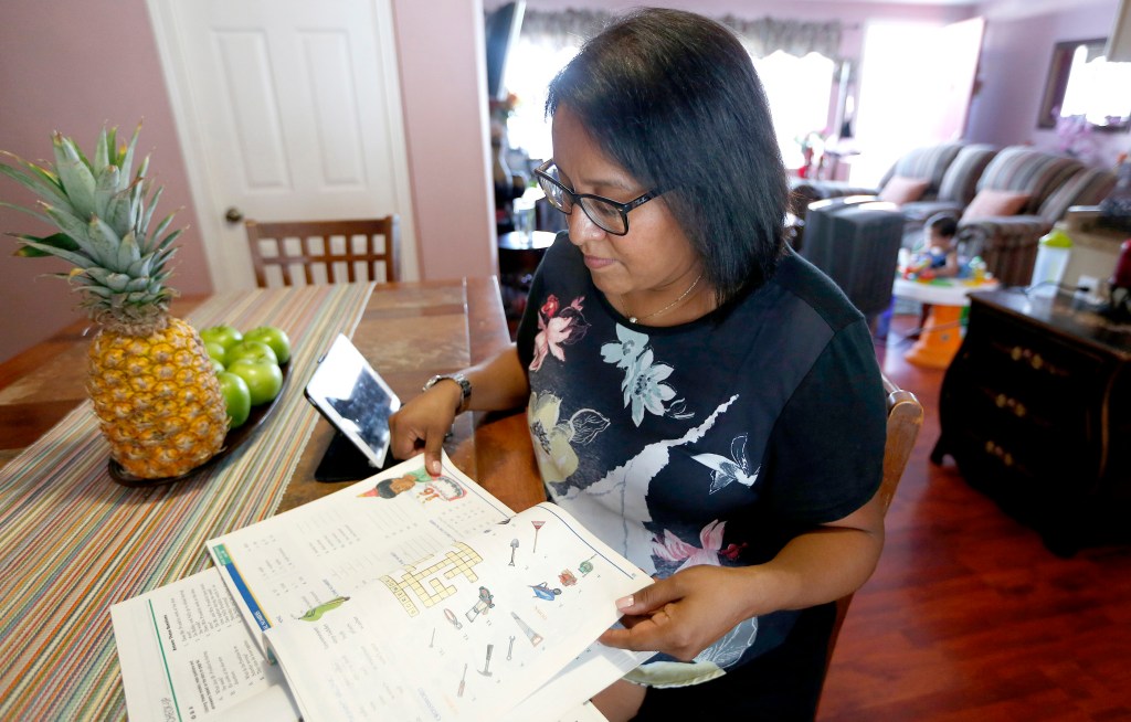 10/08/15 /LOS ANGELES/Immigrant Areli Mendoza with 2 year-old daughter Valentina speaks to La Opinion.   (Photo by Aurelia Ventura/La Opinion)