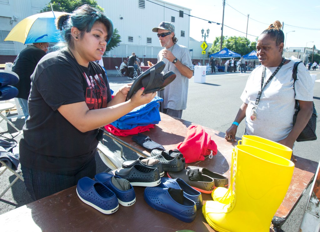 Autoridades llevaron zapatos para indigentes en necesidad. 