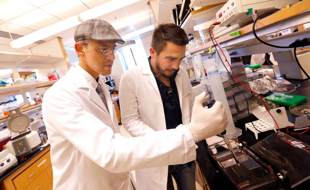 Alejandro Arias y Rigoberto Castro son algunos de los investigadores mexicanos que buscan avanzar la ciencia medica en EEUU.