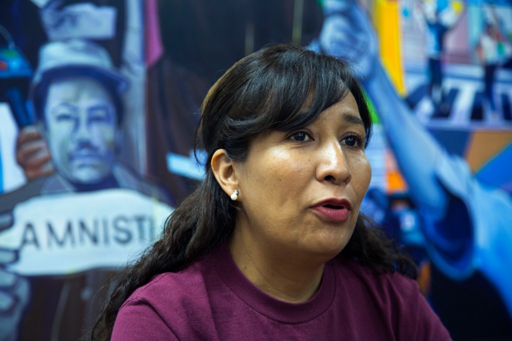 La inmigrante mexicana Isabel Medina participa en un ayuno en la Corte de Apelaciones del Quinto Circuito de Nueva Orleans para presionar por un fallo con relación a los alivios migratorios. (Ciro Cesar/La Opinión).