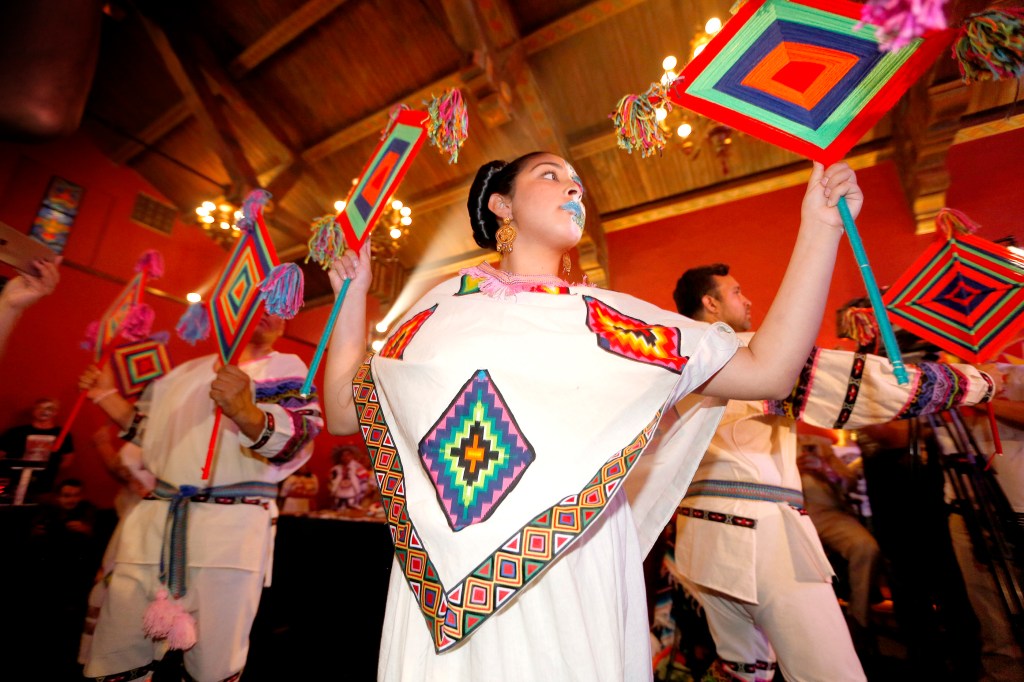 Miembros del grupo folklórico Cielo y Tierra serán de los que se presentarán en el evento a realizarse en el cementerio Hollywood Forever. 