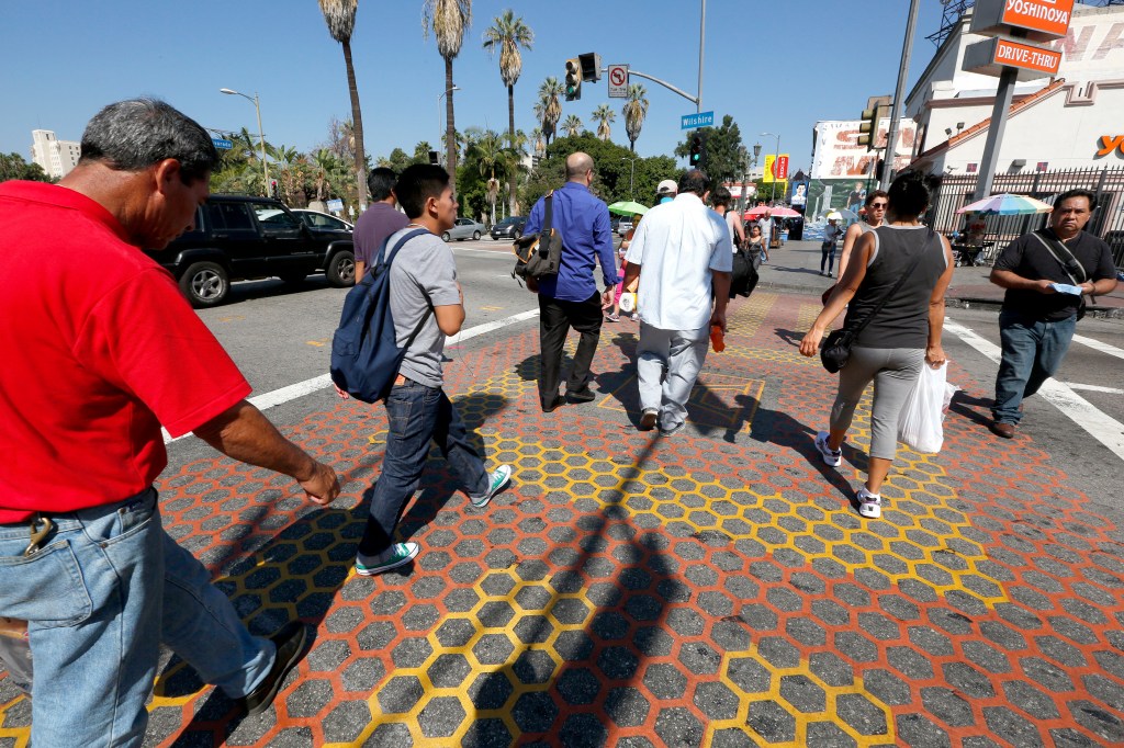 Muchas veces los mismos peatones generan el problema, pues no ponen atención al cruzar, dicen las autoridades.