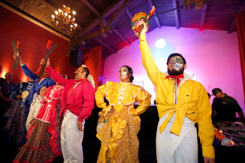 Miembros del ballet folklórico Tapatío muestran una danza que presentarán en el evento del 24 de octubre.