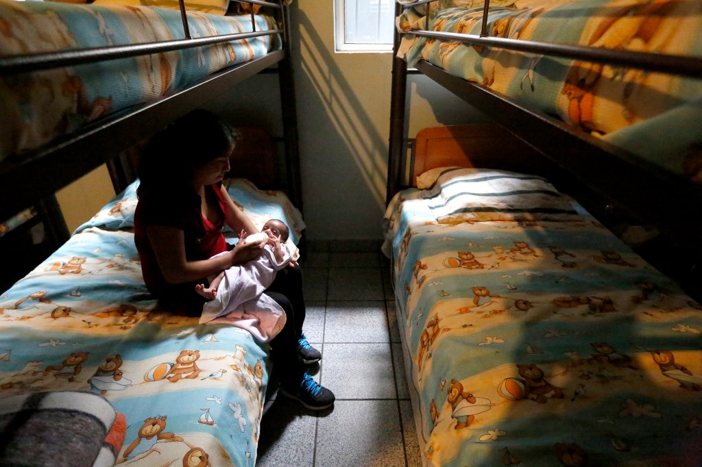 "Maria" cuida de su bebé recién nacida en La Casa Madre Assunta en Tijuana, un albergue que ofrece apoyo a mujeres deportadas. /AURELIA VENTURA