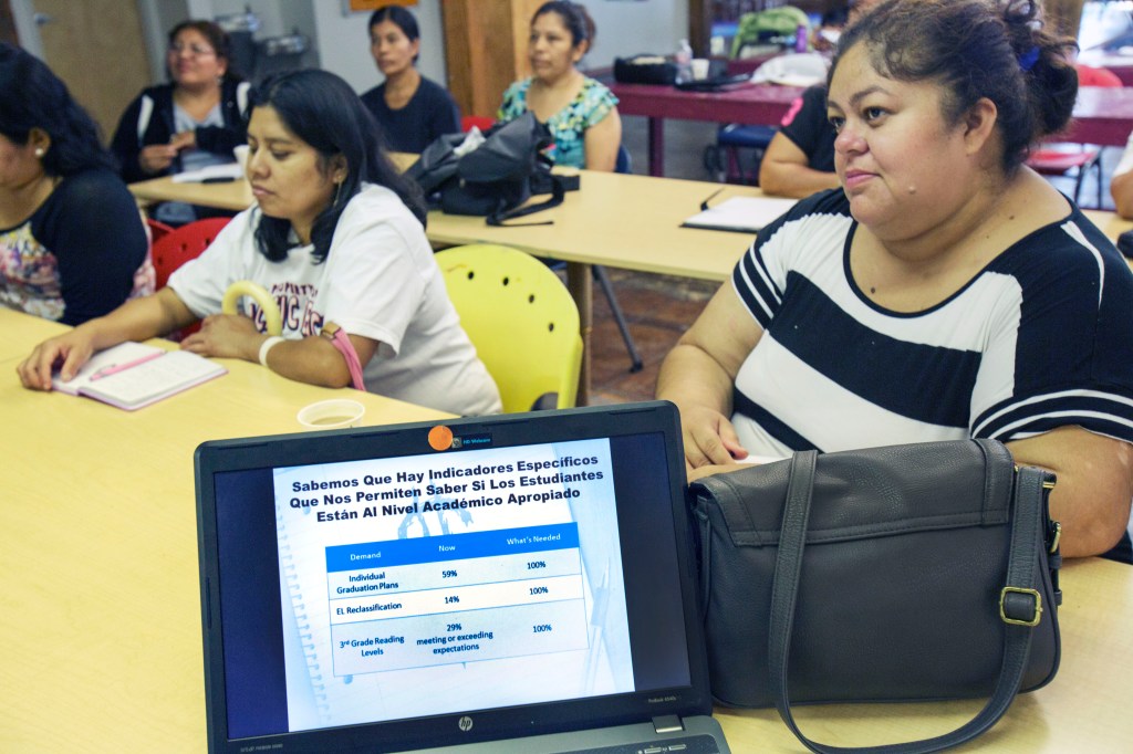 Las sesiones informativas se llevan a cabo en el centro de CARECEN.