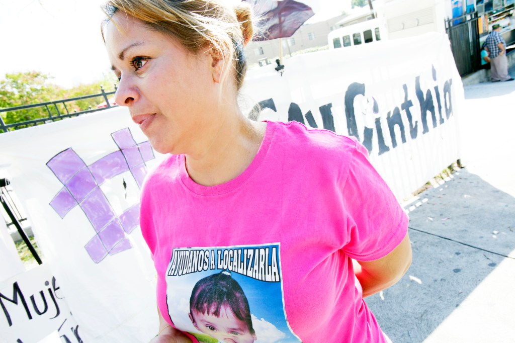 Castañeda se apostó ayer afuera del Consulado de México en Los Ángeles, donde dice que estará hasta el próximo sábado 24 de octubre, día en que su hija cumplirá 7 años de desaparecida.