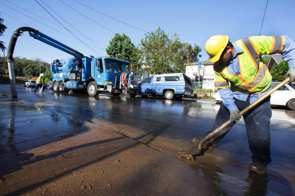 10/20/2015 - Los Angeles, Ca. - Sudden storms over parts of LA on Monday left behind a muddy mess in the 500 block of Bernal ave. (photo Ciro Cesar/La Opinion).