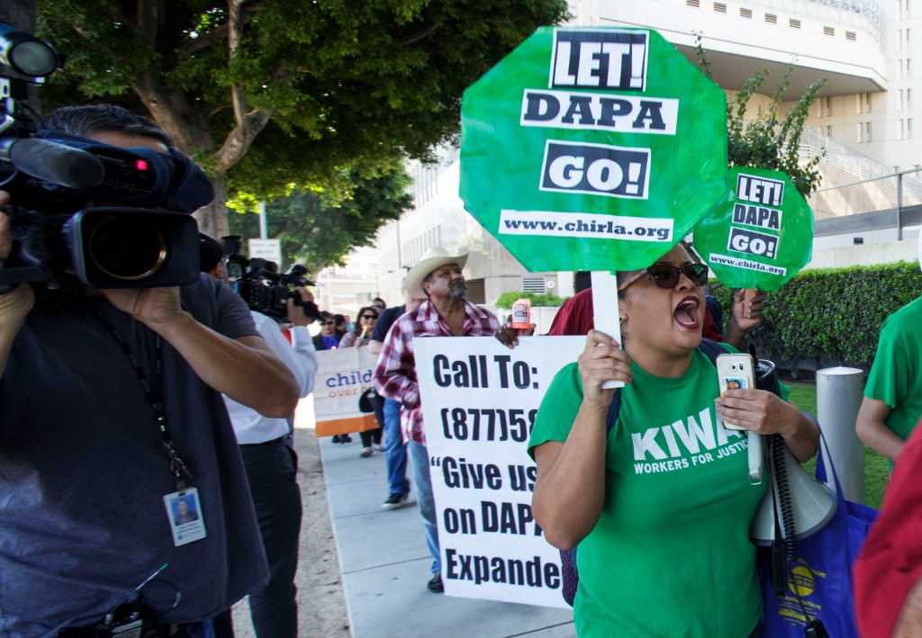 Activistas que marcharon y rezaron en Los Ángeles se llenan de esperanzas ante un posible fallo. /Ciro Cesar