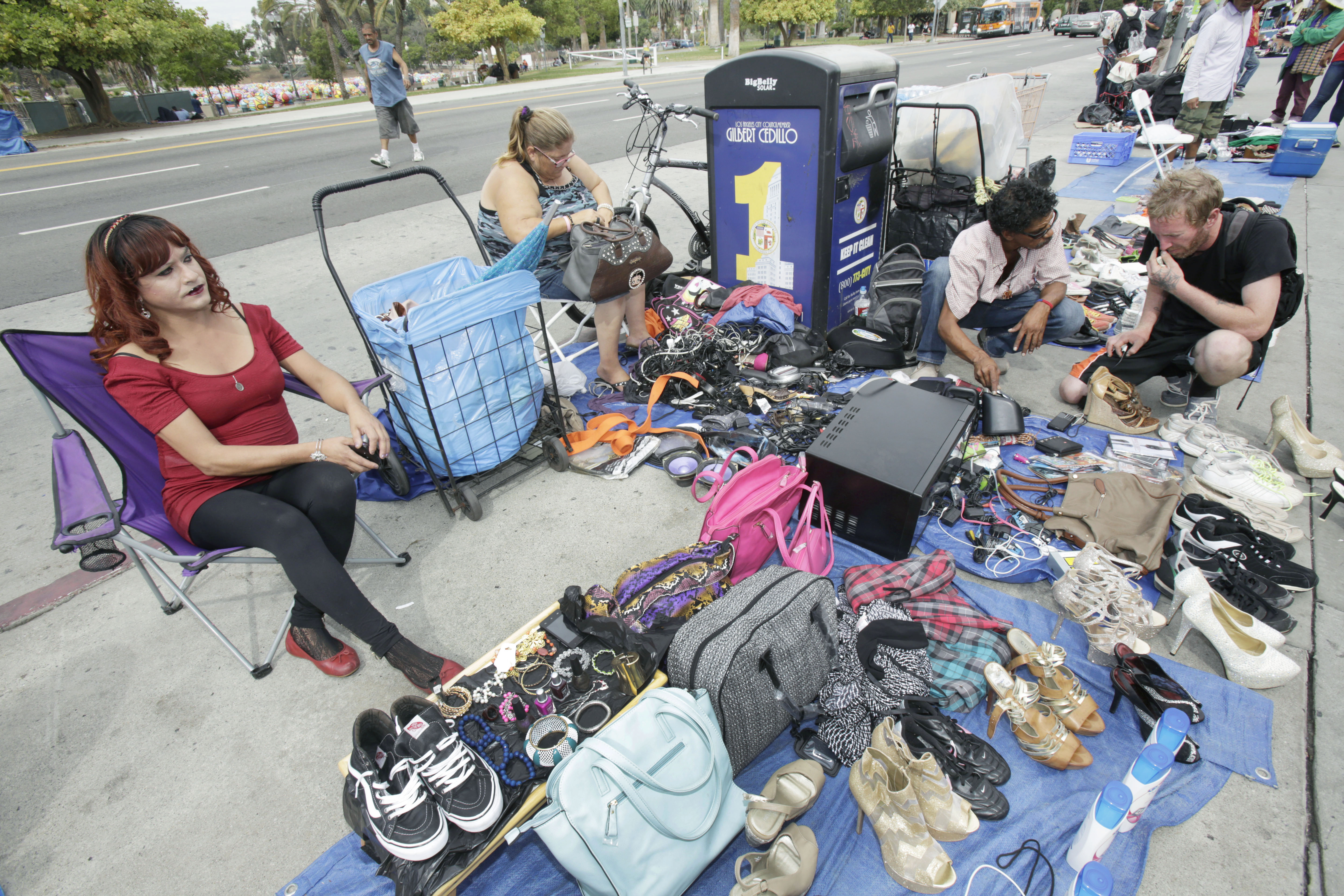 Personas venden en las aceras de Los Ángeles. (Archivo)