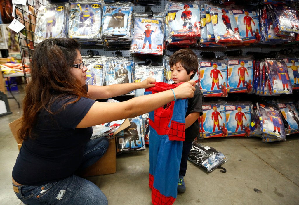 Cecilia Cervantes con su hijo Luis, de 2 años, o mejor dicho 'Superman' en la tienda de disfraces Halloween Club en Montebello.