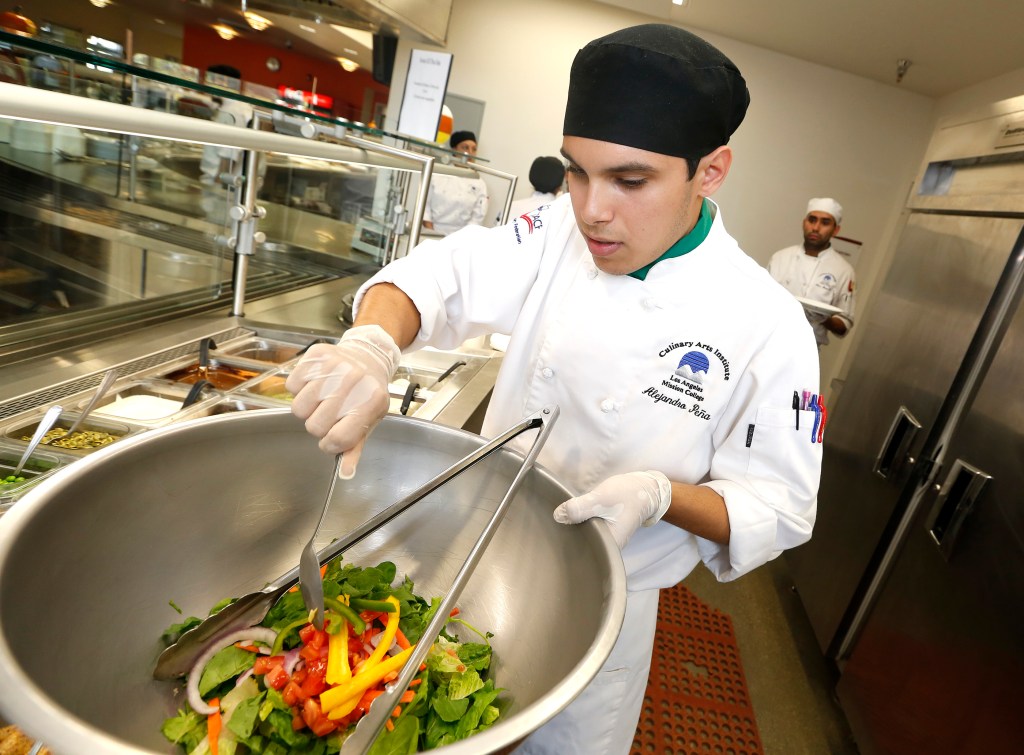 Alejandro Pea prepara una ensalada como parte de sus estudios culinarios en el colegio Los Angeles Mission. /AURELIA VENTURA