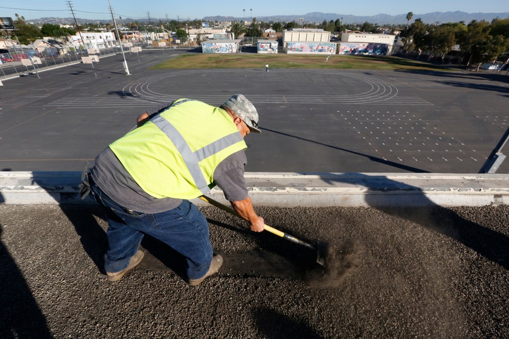 10/30/15 /LOS ANGELES/LAUSD roofer Luis Ruvalcaba repairs the roof at James A. Foshay Learning Center, a high school in South Los Angeles. The Los Angeles Unified School District has allocated $5 million to make necessary school repairs in preparation for El Nino.  (Photo by Aurelia Ventura/La Opinion)