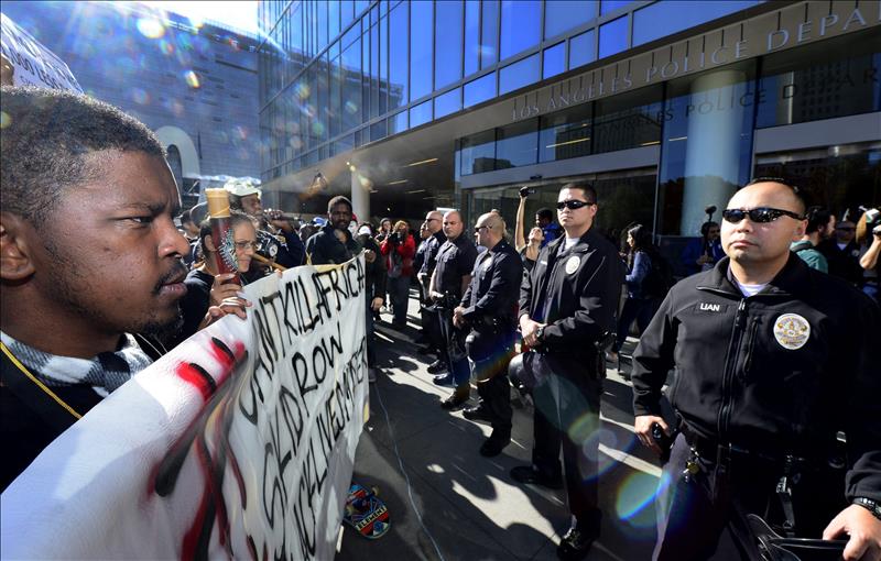 Personas protestan contra el LAPD. /ARCHIVO