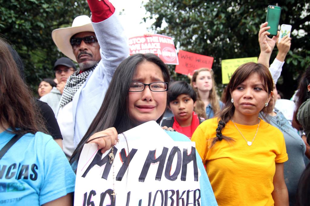 Geraldine Rodríguez, de 11 años y hija de Carmen Rodríguez llora tras la detención de su madre hoy, jueves 29 de octubre 2015, durante un acto de desobediencia civil frente a la mansión del gobernador de Carolina del Norte, Pat McCrory, en la capital Raleigh.