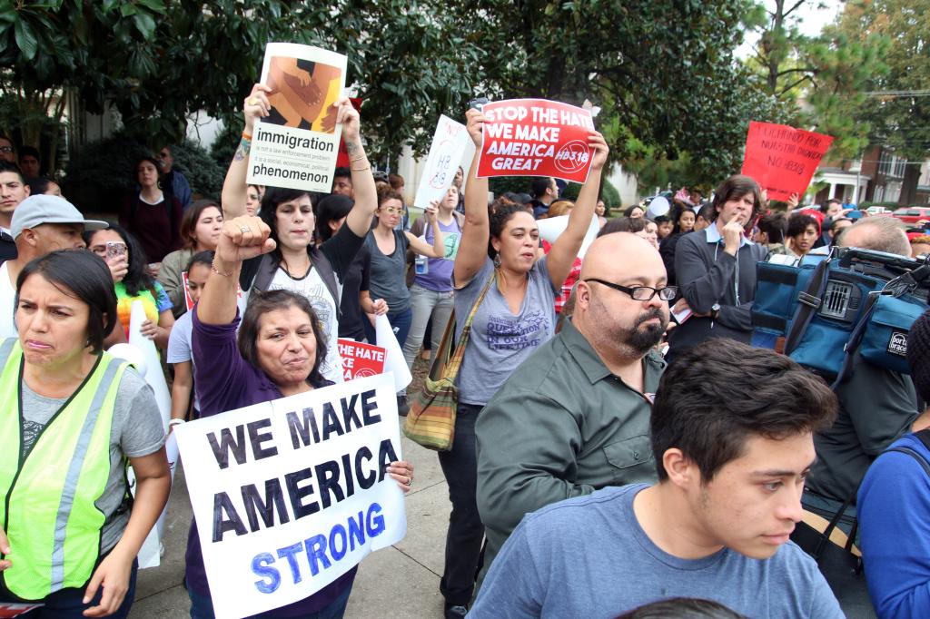 Más de 200 personas participan en una protesta en Raleigh contra la nueva ley aniinmigrante de Carolina del Norte.