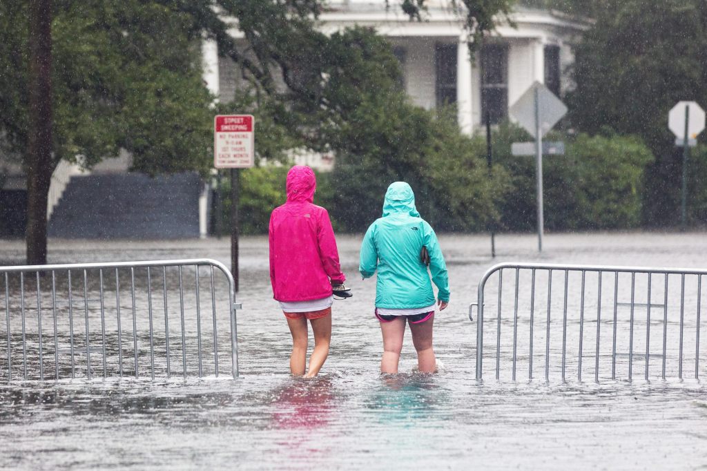 Vecinos caminan por el centro de Charleston, inundado por las lluvias.