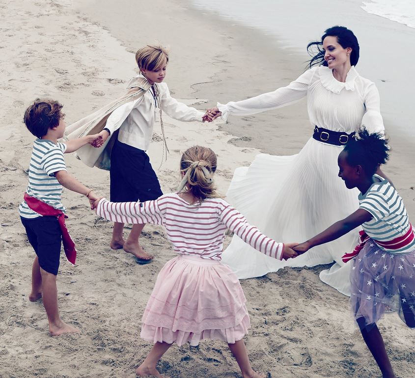 La actriz posa feliz junto a sus cuatro hijas en la playa.