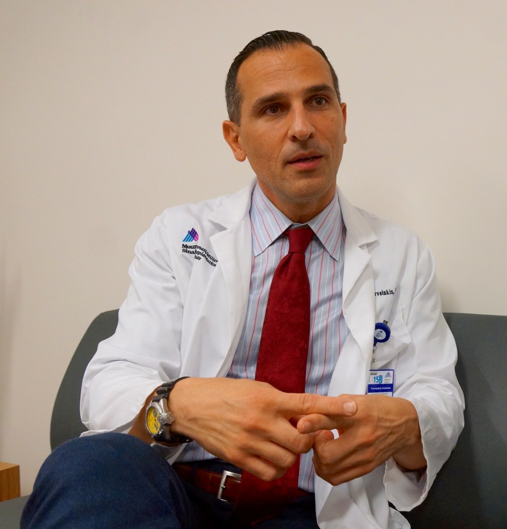 Dr. Antonios Arvelakis, Profesor Asistente de Cirugía del Instituto de Trasplante Recanati/Miller, del Centro Médico Mount Sinai, en Nueva York.  