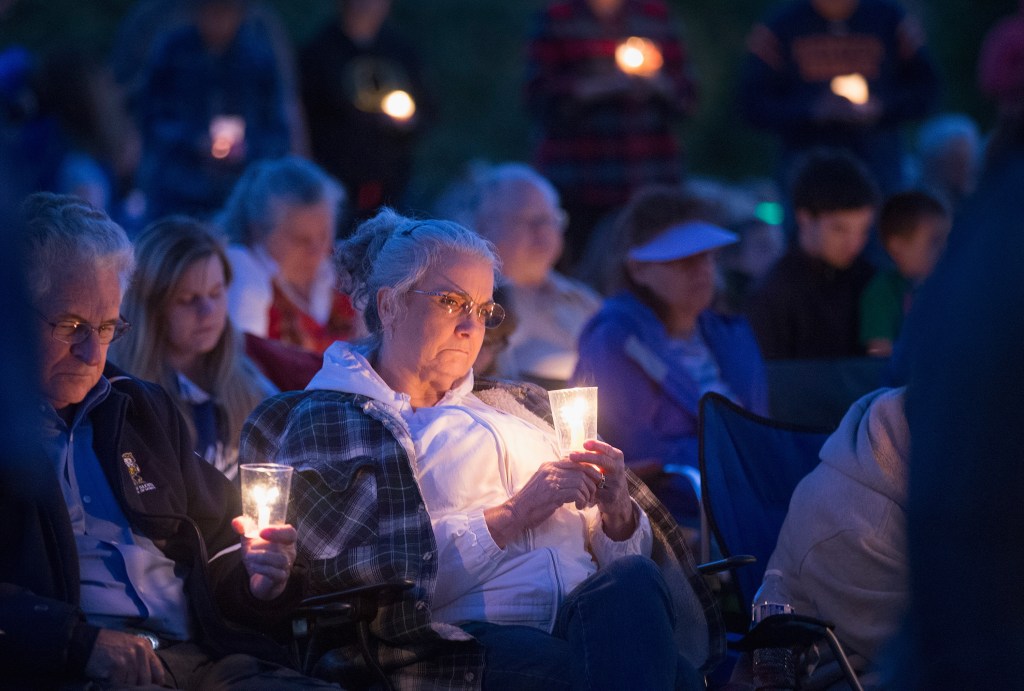 Vecinos del condado de Douglas asisten a un servicio de oración y vigilia en River Bend Park para recordar a las víctimas del tiroteo masivo en Umpqua Community College, en Oregon.