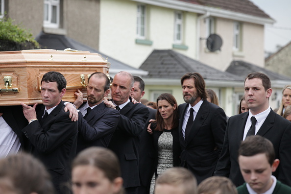 El actor sostuvo el féretro de Cathriona junto a su familia, en Irlanda.