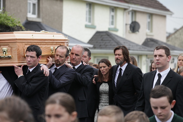 El actor sostuvo el féretro de Cathriona junto a su familia, en Irlanda. 